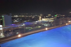 Večerní výhled z One Central Hotelu