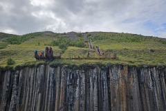 Kaňon Stuðlagil - pohled na vyhlídku na levé straně řeky